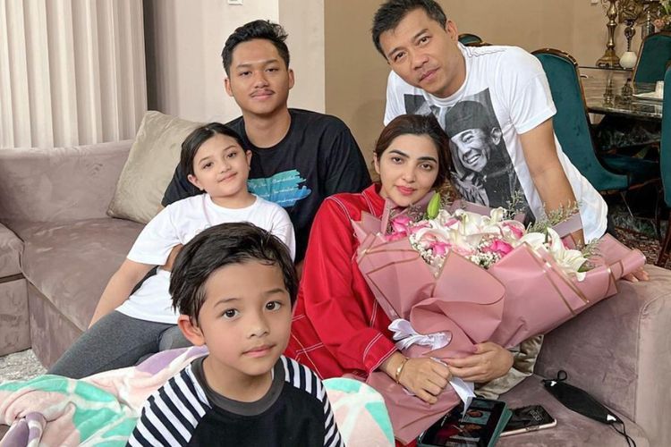 Lagi Sakit, Ashanty Dapat Kejutan dari Anang dan Anak-anak di Hari Valentine: Maafin Bunda