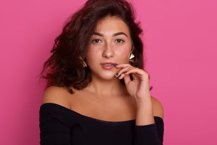 Ini Cara Buat Tampilan Pink Lips untuk Kulit Gelap, Pakein Blush On di Bibir!