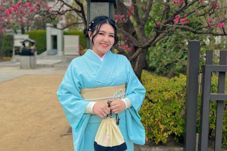 Cantiknya Potret Via Vallen Pakai Kimono Biru, Netizen: Kaya Artis Jepang