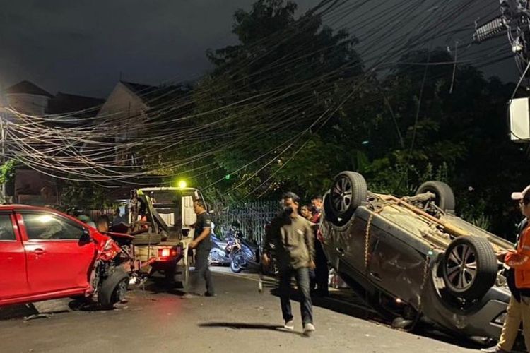 2 Mobil Adu Banteng di Kemang Jaksel, Kondisi Kendaraan Sampai Terbalik