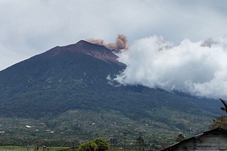 Gunung Kerinci Kembali Erupsi dengan Kolom Abu Capai 200 Meter