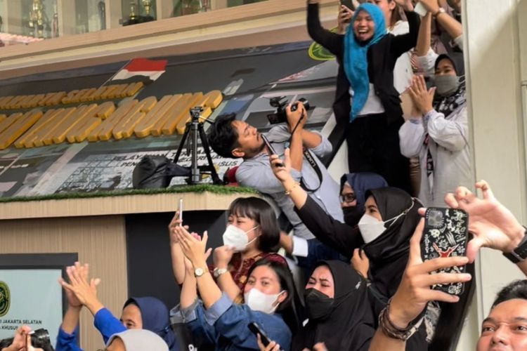 Detik-detik Pengunjung Bersorak Gembira Dengar Richard Eliezer Divonis 1,5 Tahun Penjara