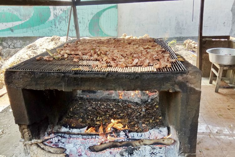 Cara Tradisional Pembuatan Daging Sei, Makanan Khas NTT yang Diasap Kayu Kosambi