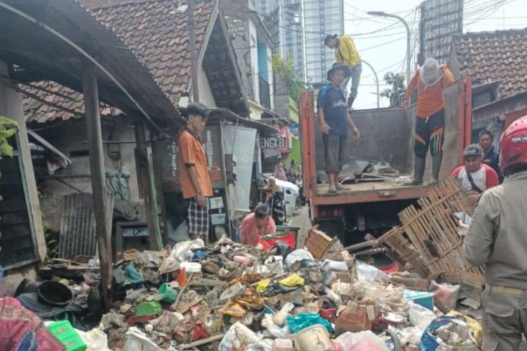 Kisah Warga Surabaya Tumpuk Sampah Selama 20 Tahun di Rumahnya, Tetangga Jadi Resah