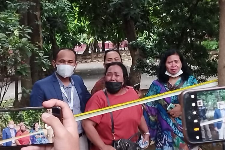 Tangis Pilu Istri Sopir Taksi Online Dibunuh Anggota Densus 88 saat Rekontruksi: Tega Kamu