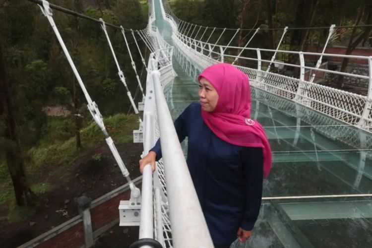 Gubernur Khofifah Jajal Jembatan Kaca Bromo Karya Anak Bangsa: Optimis Tarik Wisatawan