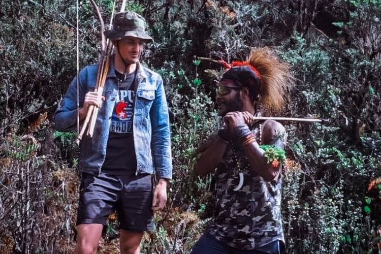 Penampakan Pilot Philip Mark Merthens Disandera KKB, Kenakan Kaos: Papua Merdeka