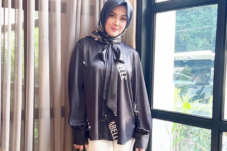 Dhena Devanka Pamer Pakai Hijab dan Berangkat Umroh, Jawab Isu Pindah Agama demi Ijonk