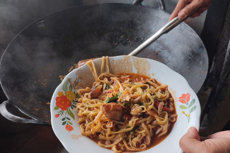 Jual Mie Aceh Capit Kepiting, Pedagang Ini Laku 200 Porsi Setiap Hari