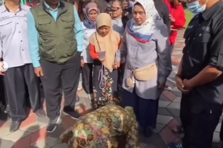 Mensos Risma Sujud di Kaki Guru Penyandang Tunanetra Usai Debat soal Lahan Hibah