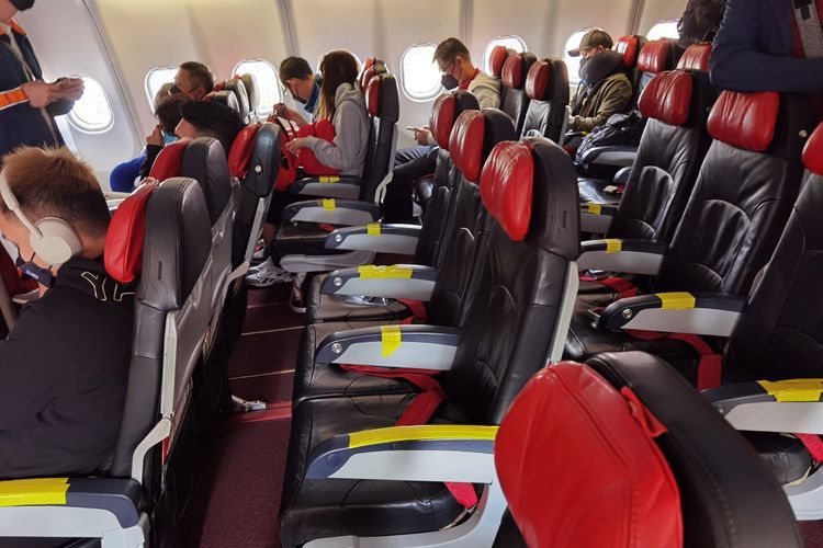 Viral Kursi Pesawat AirAsia Ditempel Lakban Kuning Bikin Penumpang Malu, Ini Kata Maskapai