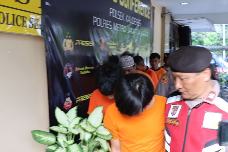 Bermodus Razia Narkoba di Jalanan, 4 Polisi Gadungan yang Kerap Beraksi di Jakbar Diciduk!