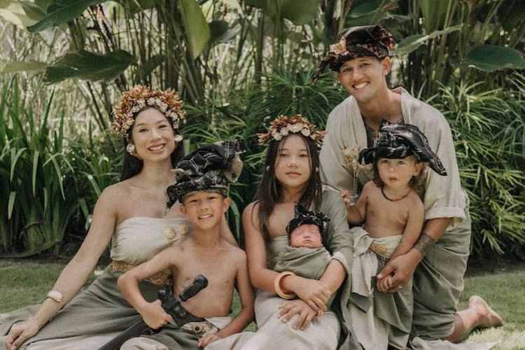Intip Family Potret Jennifer dan Irfan Bachdim Sama 4 Anaknya, Kompak Pakai Baju Adat Bali