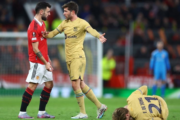 Tendang Bola ke Frenkie de Jong, Bruno Fernandes Layak Kartu Merah?