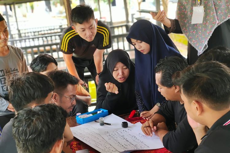 Ratusan Santri di Sulawesi Unjuk Bakat Lukisan Kaligrafi di Festival Seni, Laku Jutaan