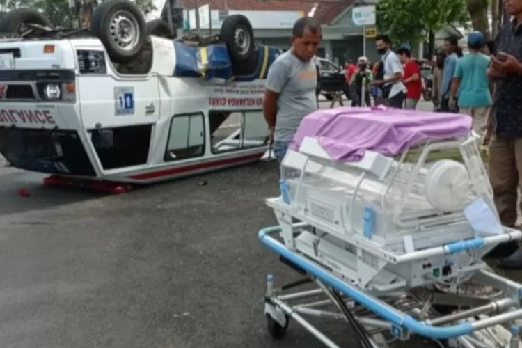 Ngeri! Mobil Ambulans Bawa Bayi Usia 3 Hari Terguling Usai Tertabrak Truk di Ciamis