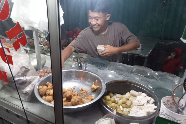 Curhat Penjual Batagor Legendaris di Tulungagung, Gak Naikkan Harga Walau Minyak Langka