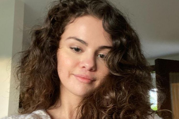 Potret Selena Gomez Pamer Wajah Tanpa Makeup dan Rambut Ikal, Tetap Dipuji Cantik Natural