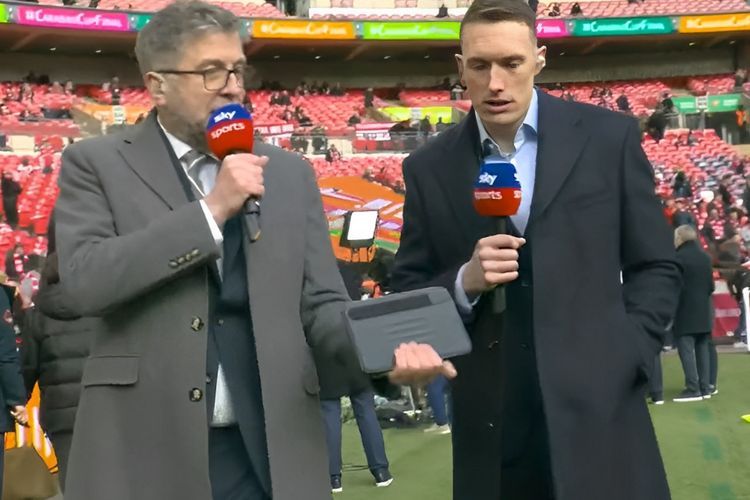 Kocak! Masih Terdaftar sebagai Pemain MU, Phil Jones Datang ke Wembley jadi Komentator