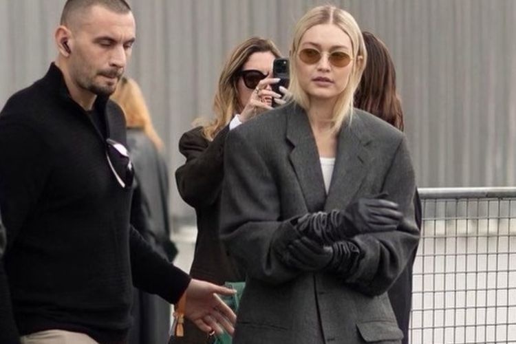 Gaya Memikat Gigi Hadid Pakai Blazer Kedodoran, Netizen Gagal Fokus