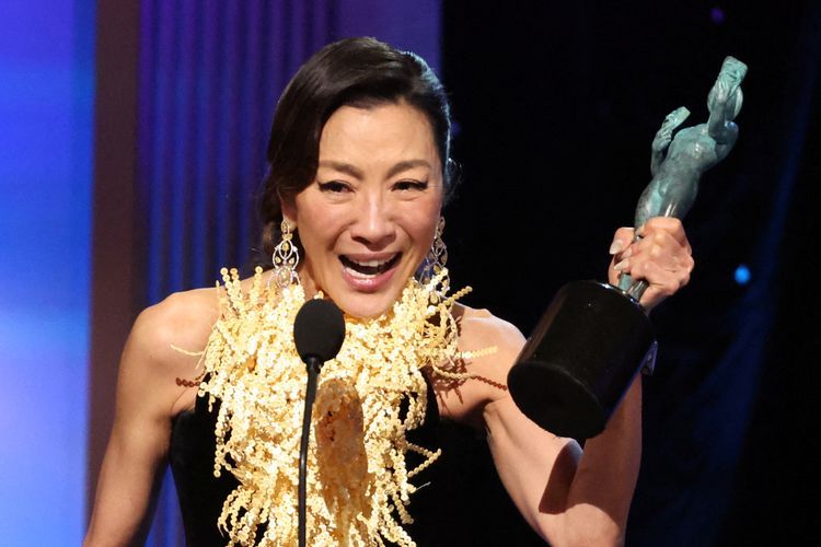 Congrats! Michelle Yeoh Sabet Penghargaan Aktris Terbaik di SAG Awards 2023