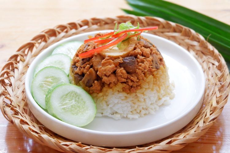 Simpel dan Enak! Begini Resep Bikin Nasi Tim Ayam Jamur