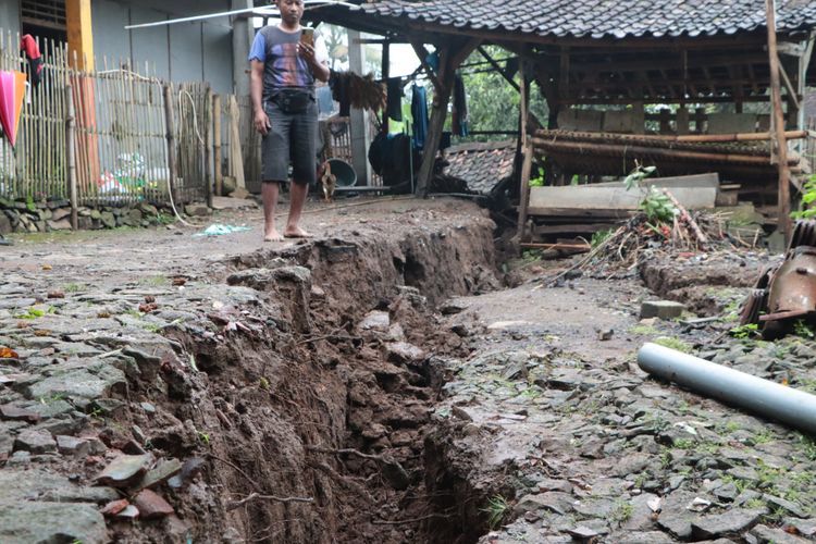 Ngeri! Tanah di Ponorogo Bergerak dan Amblas, 139 Warga Terpaksa Mengungsi