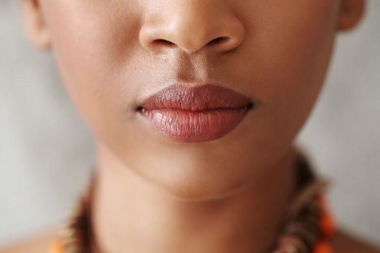 Bisa Dicoba di Rumah, Ini 5 Bahan Alami yang Bisa Bikin Bibir Hitam Jadi Pink!