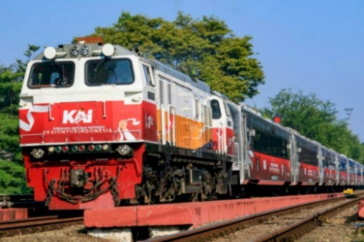 Heroik 2 Bocah Kibarkan Bendera saat KRL Melaju, Ternyata Geser Pohon yang Tutupi Rel