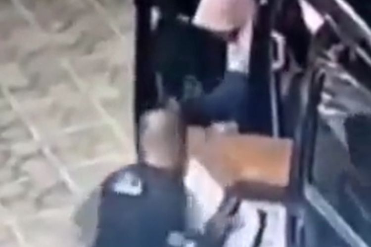 Detik-detik Pencurian Kotak Amal di Sebuah Masjid Terekam CCTV, Pelaku Naik Mobil