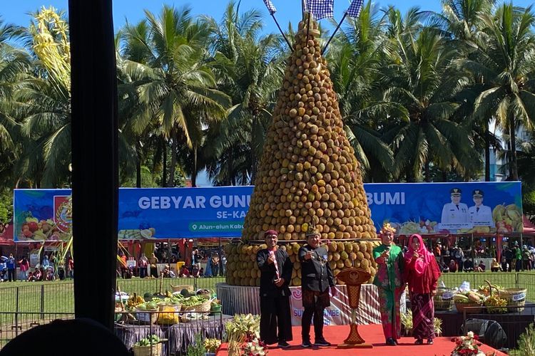 Gunungan Durian Setinggi 5 Meter di Tengah Alun-Alun Kota Jadi Daya Tarik Warga Jember