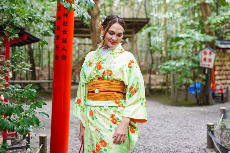 Intip Potret Luna Maya Pakai Kimono di Jepang, Netizen: Udah Keliatan Tuanya