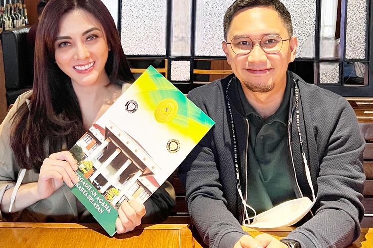 Resmi Menjanda, Dhena Devanka Full Senyum Pamer Akta Cerai dari Jonathan Frizzy: Lega!