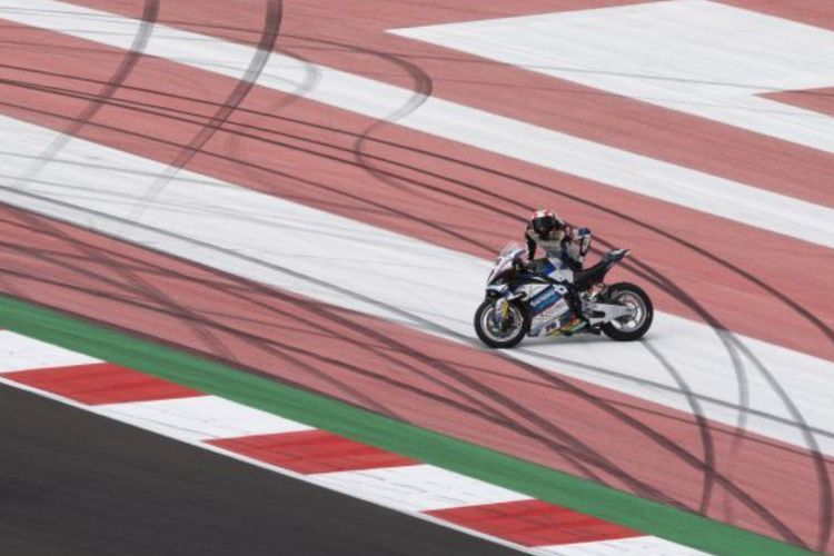 Pembalap Loris Baz Patah Tulang Kaki Usai Tabrakan dengan Alex Lowes di WSBK Mandalika