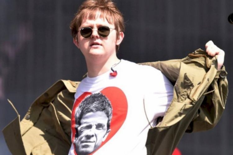 Lewis Capaldi yang Idap Sindrom Tourette Kini Didiagnosis Bronkitis, Tunda Konser di Eropa