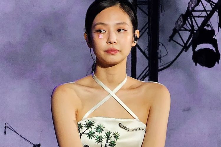 Jennie BLACKPINK Pakai Plester Chanel Tutupi Cedera Wajah, Harganya Bikin Nangis