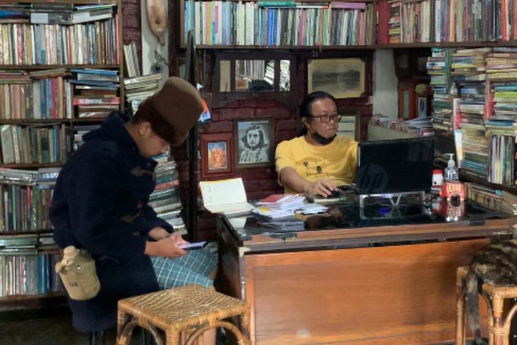 Eksistensi Anton Solihin, Sang Penjaga Sudut Literasi Perpustakaan Batu Api di Jatinangor