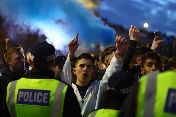 Pemandangan Suporter Dortmund Jalan Berbaris di Sepanjang Kota London: Indonesia Bisa Gak?