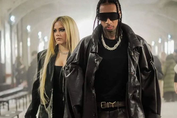 Avril Lavigne dan Rapper Tyga Terang-terangan Ciuman di Paris Fashion Week, Pacaran?