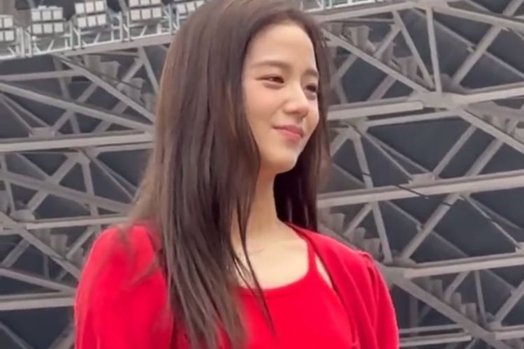 BLACKPINK Konser di Jakarta, Jisoo Tampil Hot dengan Balutan Tank Top Merah!