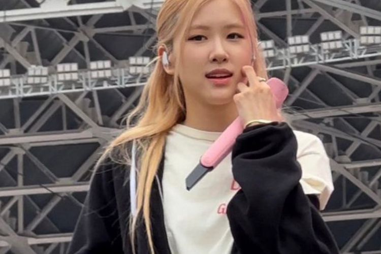 Rose BLACKPINK Pakai Kaos Krem Saat Soundcheck Konser di Jakarta, Terkuak Harga Bajunya!