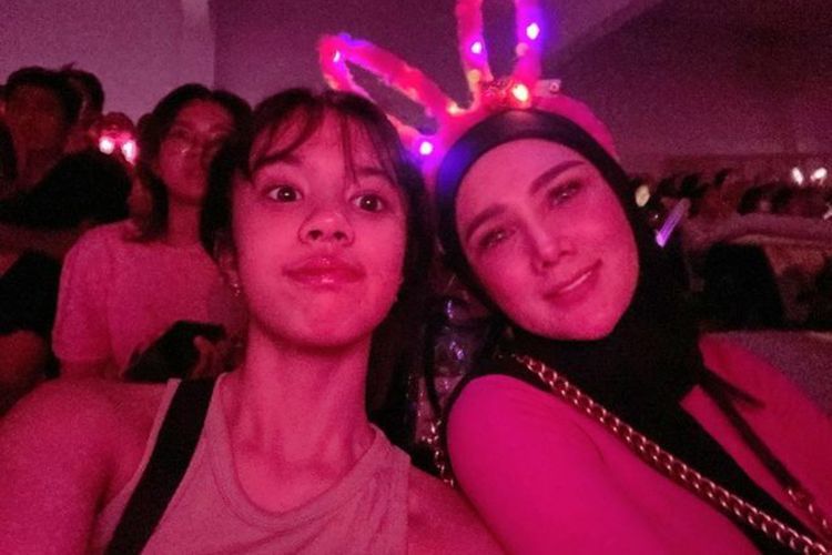 Gaya Mulan Jameela Temani Shafeea Nonton Konser BLACKPINK, Pakai Bando Telinga Kelinci
