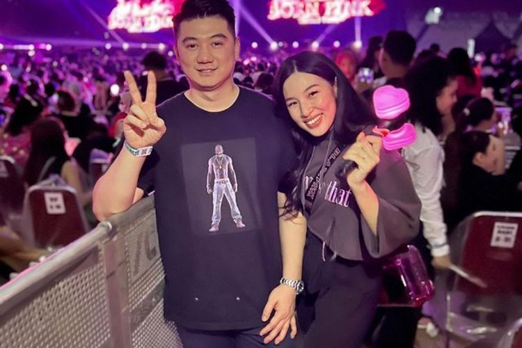 Gemasnya Chef Arnold Ikut Istri Nonton Konser BLACKPINK, Ini Gayanya