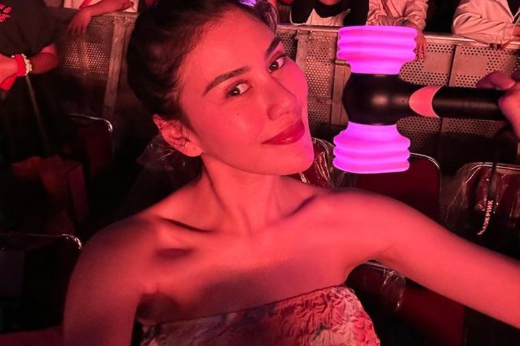 Syahnaz Pakai Kemben Mini Warna-warni Nonton Konser BLACKPINK, Netizen: Gak Masuk Angin?