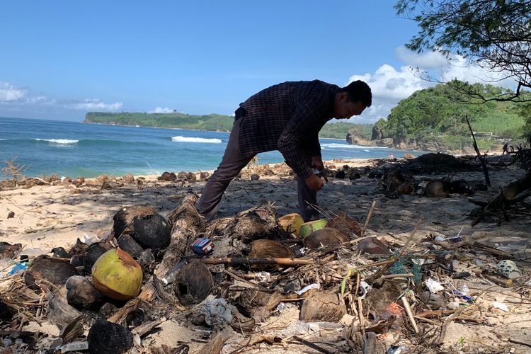 Sampah Berserakan di Pantai Gondo Mayit Blitar, Kok Enggak Terurus Gini?