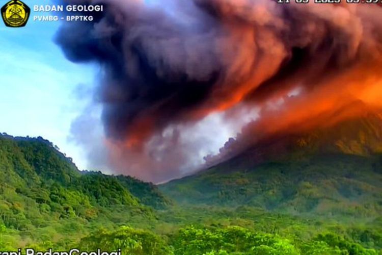 Pagi Ini Gunung Merapi Kembali Keluarkan Awan Panas ke Arah Kali Krasak