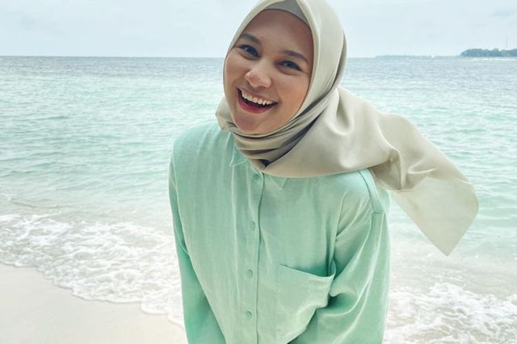 Ademnya Indah Permatasari Senyum Lebar Pakai Hijab, Netizen: Cantik Luar Dalam