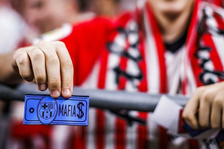 Sindir Barcelona, Fans Bilbao Lempar Uang Palsu Bertuliskan ‘Mafia’