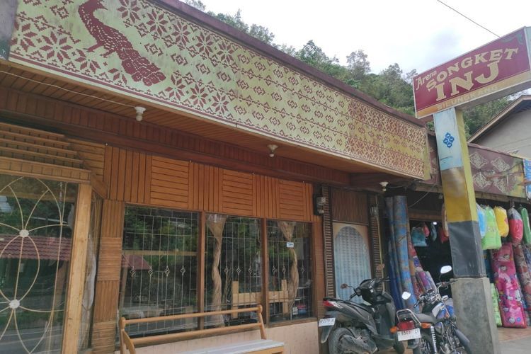 Pernah Dikunjungi Jokowi, Toko Songket di Sumatera Barat Ini Diserbu Pembeli 