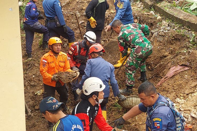 Longsor di Empang Kota Bogor: 17 Warga Tertimbun dan 2 Orang Meninggal Dunia